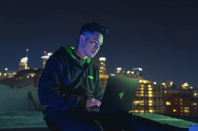 Razer lança notebook gamer com tela OLED de 240 Hz