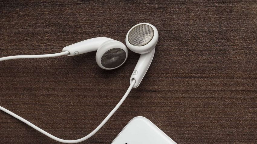 5 vantagens que os fones de ouvido com fios ainda possuem